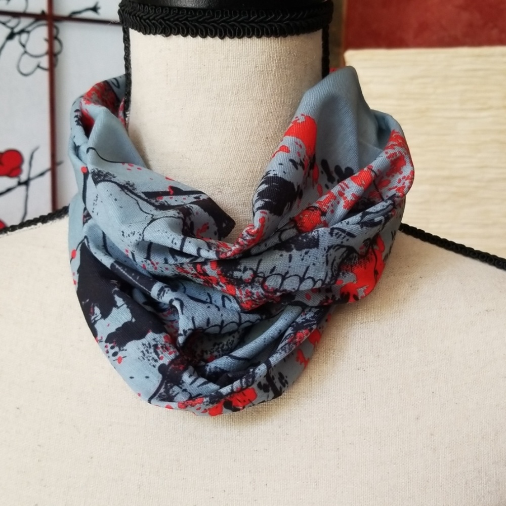 NWT Splatter Skull Multifunctional Face Mask